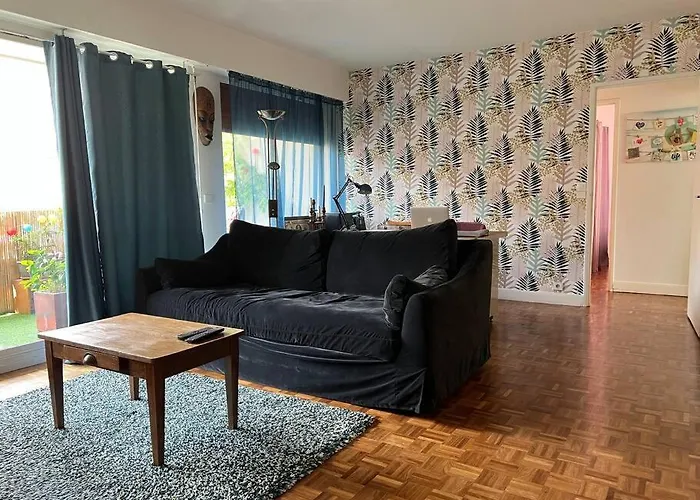 Grand Appartement Avec Balcon Et Parking Gratuit Sur Place